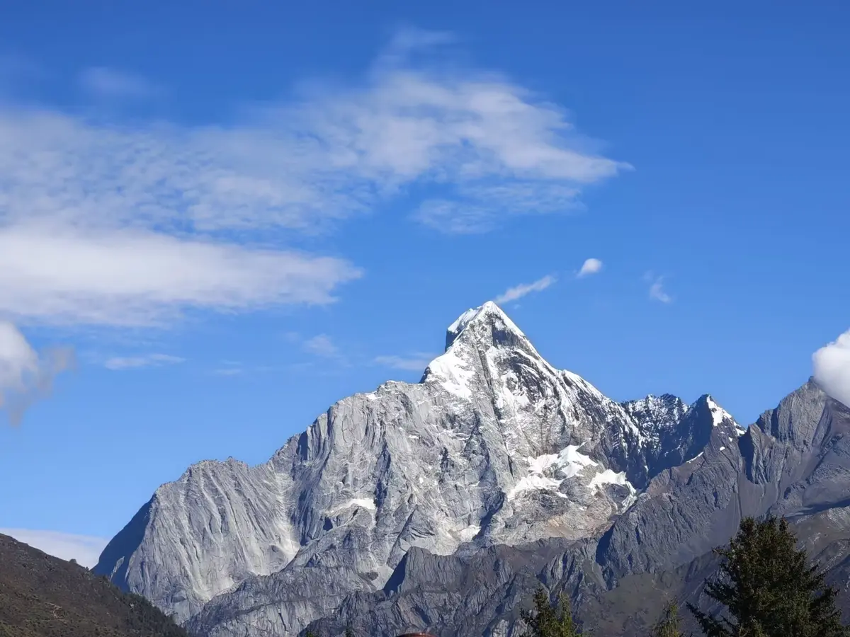 远处的幺妹峰雪山顶